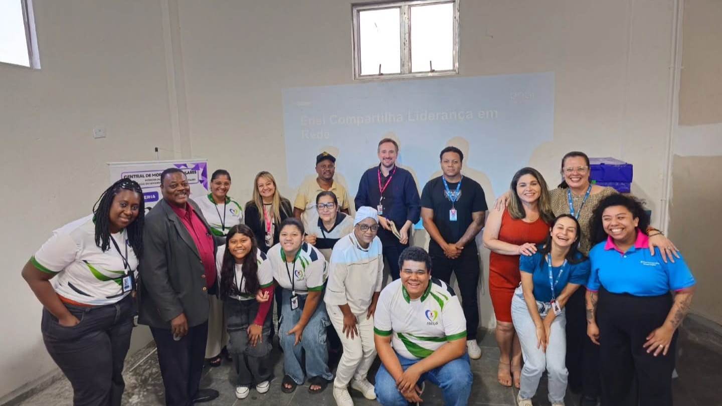 Equipe do Instituto AMEAS reunida com parceiros comunitários após um encontro de formação na sede.