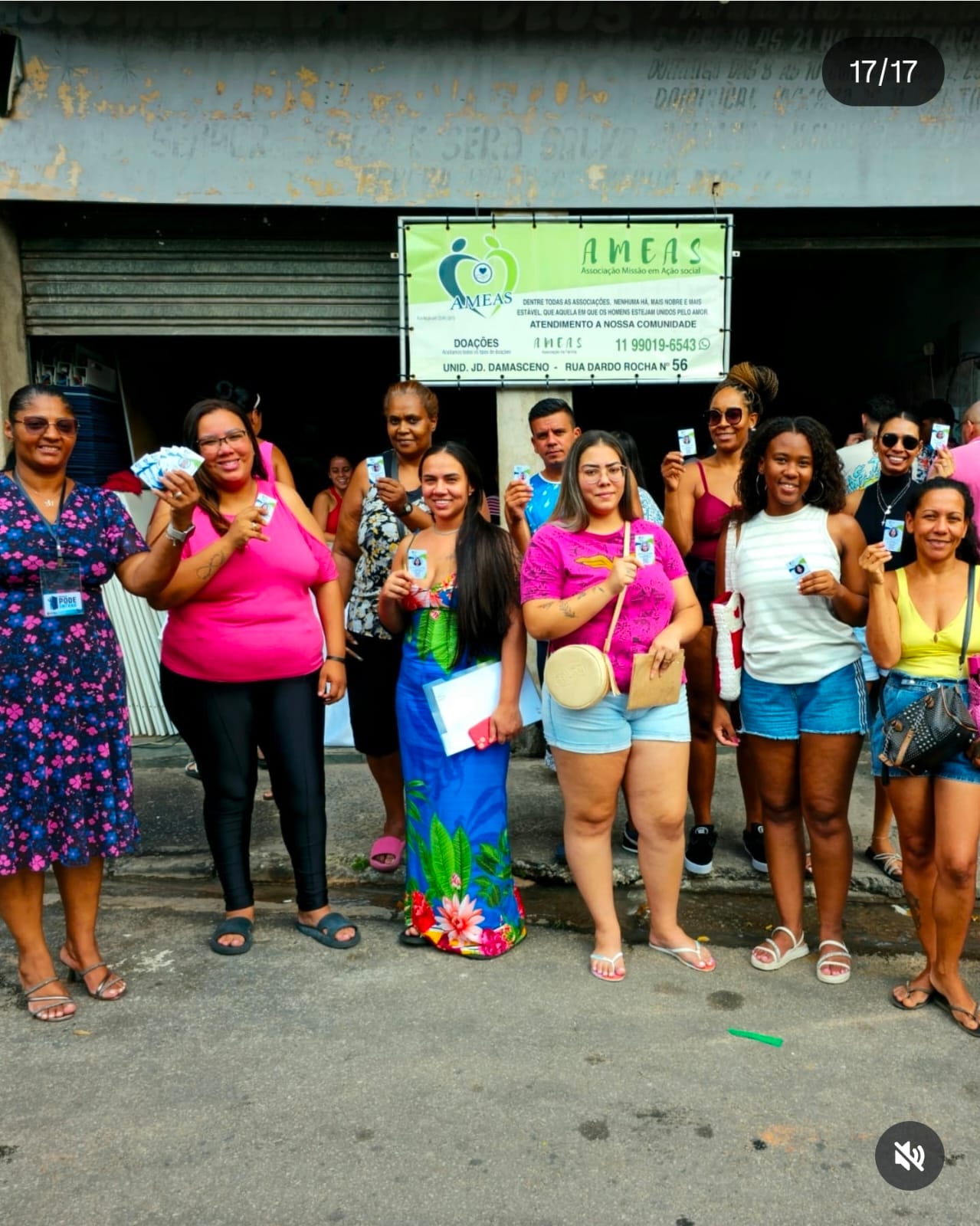 Moradoras reunidas em frente à faixa do Instituto AMEAS na sede, durante uma ação de mobilização comunitária.