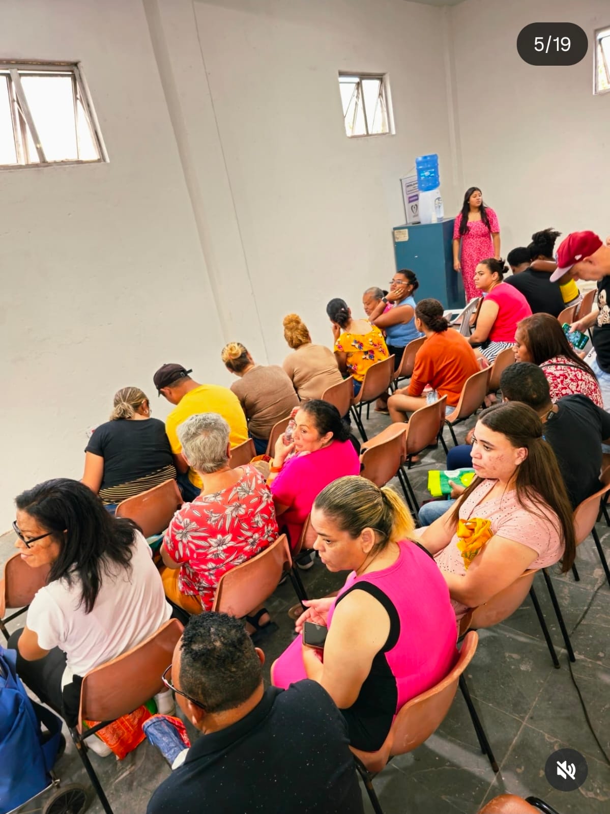 Moradores reunidos em roda de conversa no salão comunitário do Instituto AMEAS.