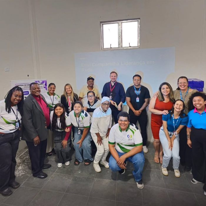 Equipe do Instituto reunida com representantes de organizações parceiras.